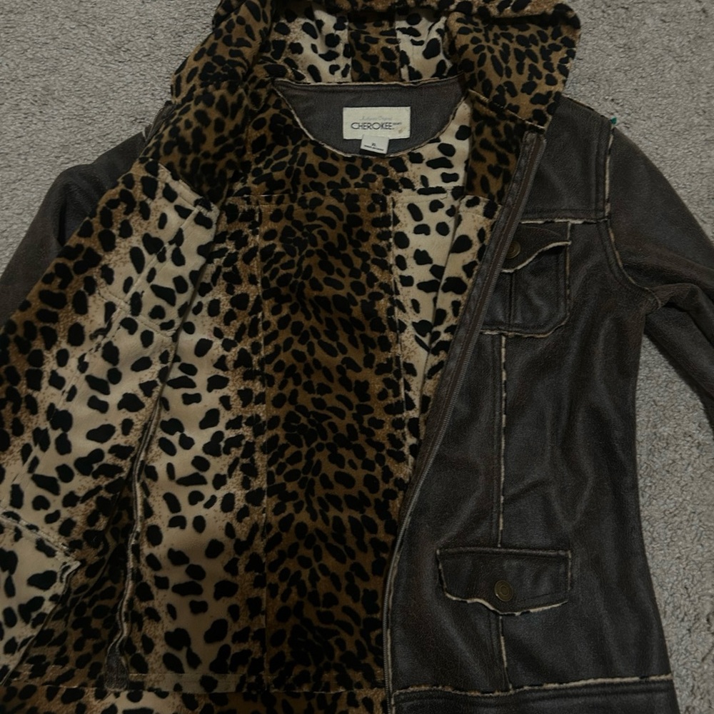 Cherokee Brown Jacket with Leopard Lining - Picture 2 of 2